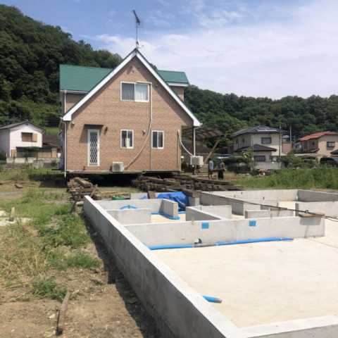 4.基礎から見た移動中の建物